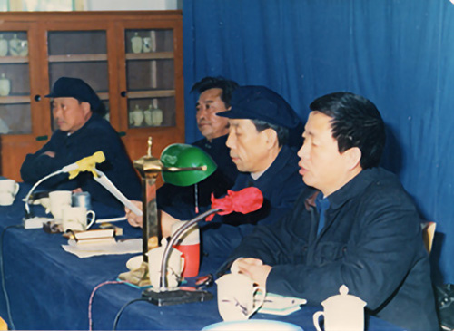 于樹民(mín)工(gōng)程師（右二）在芝麻香白酒技(jì )術協作(zuò)會議上